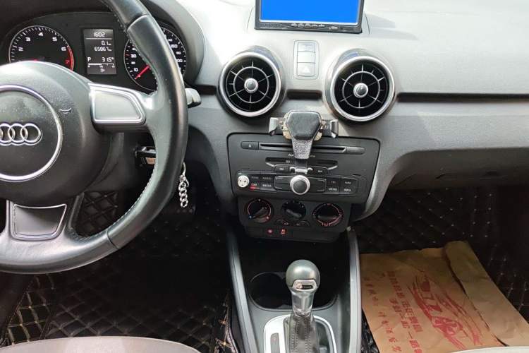 Used Audi A1 2014 30 TFSI Sportback Fashion Model Audio And AC Panel