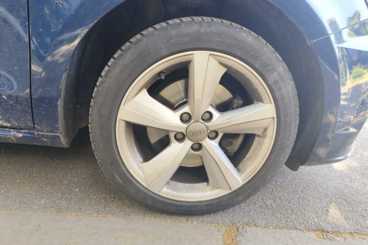 Used Audi A1 2016 30 TFSI Sportback Design Fashion Edition Right Front Wheel Hub