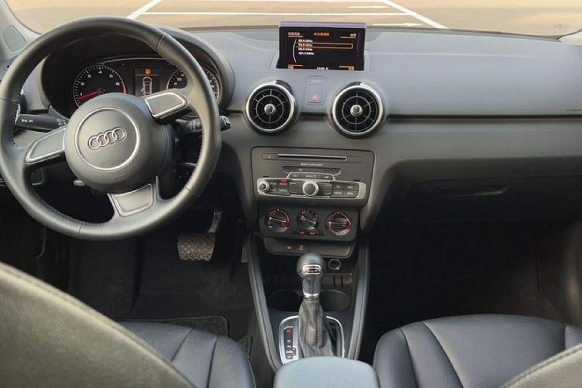 Used Audi A1 2016 30 TFSI Sportback Design Fashion Edition Interior 4