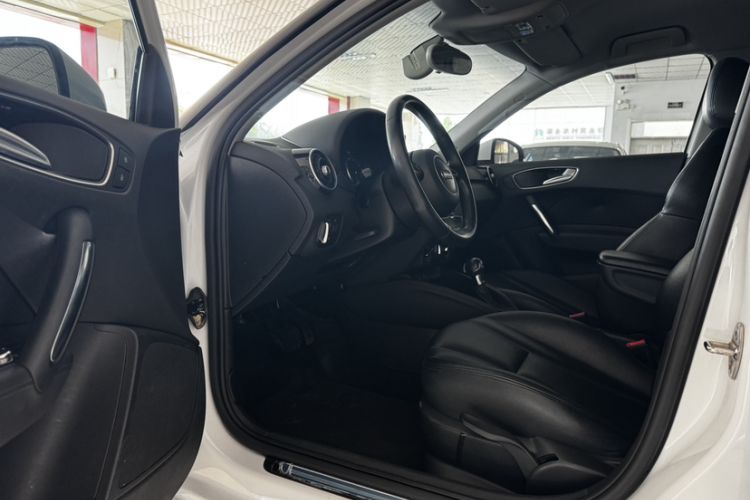 Used Audi A1 2016 30 TFSI Sportback Design Fashion Edition Interior 3