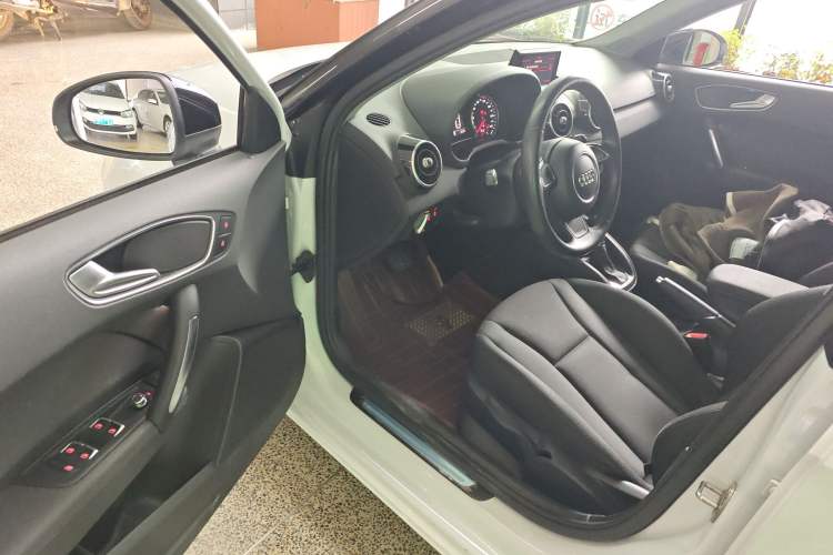 Used Audi A1 2016 30 TFSI Sportback Design Fashion Edition Interior 3