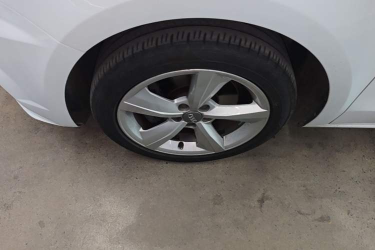 Used Audi A1 2016 30 TFSI Sportback Design Fashion Edition Left Front Wheel Hub