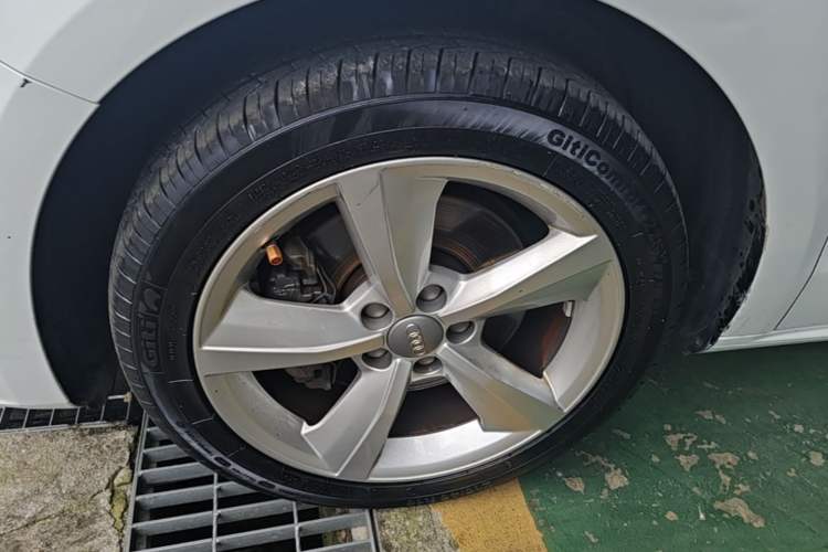 Used Audi A1 2016 30 TFSI Sportback Design Fashion Edition Left Front Wheel Hub
