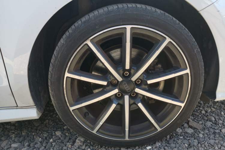 Used Audi A1 2016 30 TFSI Sportback S Line Sports Edition Right Front Wheel Hub