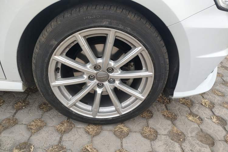 Used Audi A1 2016 30 TFSI Sportback S Line Sports Edition Right Front Wheel Hub
