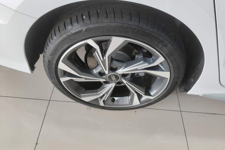 Used Audi A3 2022 A3L Limousine 35 TFSI Luxury Sport Edition Right Rear Wheel Hub