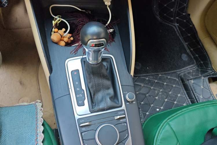 Used Audi A3 2014 Limousine 40 TFSI S line Comfort Model Gear Lever