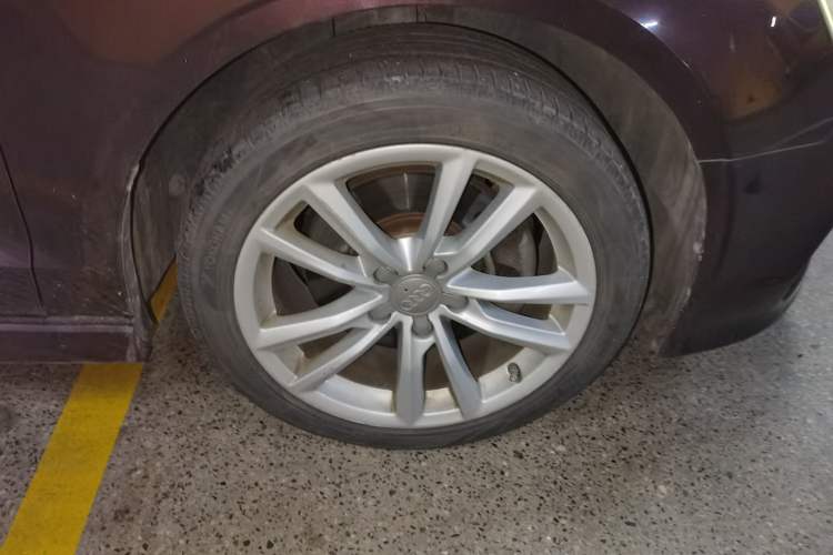 Used Audi A3 2014 Limousine 40 TFSI S line Comfort Model Right Front Wheel Hub