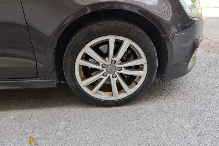 Used Audi A3 2014 Limousine 40 TFSI S line Comfort Model Right Front Wheel Hub