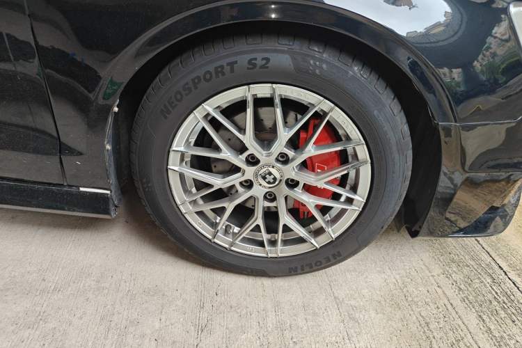 Used Audi A3 2014 Limousine 35 TFSI Automatic Fashion Model Right Front Wheel Hub