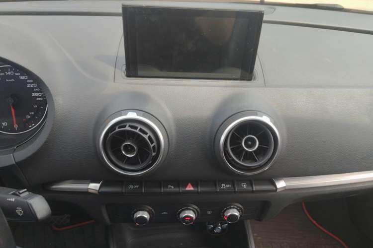 Used Audi A3 2014 Limousine 35 TFSI Automatic Advanced Model Audio And AC Panel