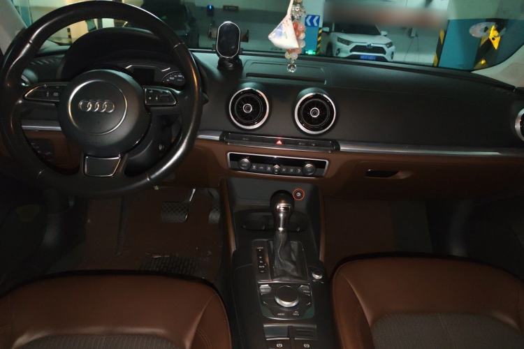 Used Audi A3 2014 Limousine 40 TFSI S line Comfort Model Center Console