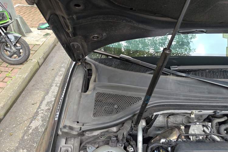 Used Audi A3 2014 Sportback 40 TFSI S line Comfort Model Engine Bay Right