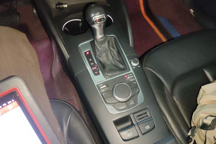 Used Audi A3 2014 Limousine 35 TFSI Automatic Comfort Model Gear Lever