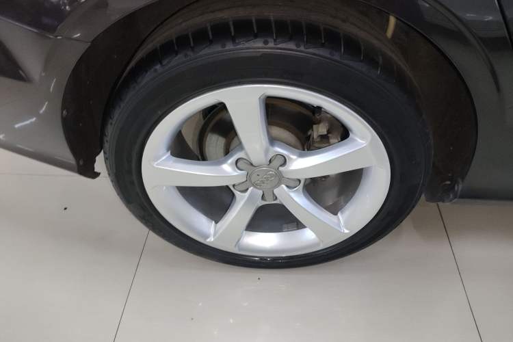 Used Audi A3 2014 Limousine 35 TFSI Automatic Comfort Model Right Rear Wheel Hub