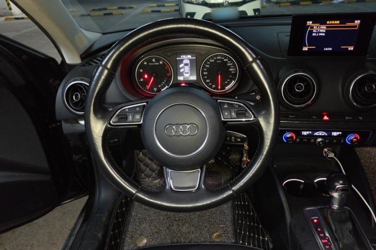 Used Audi A3 2014 Limousine 35 TFSI Automatic Comfort Model Steering Wheel