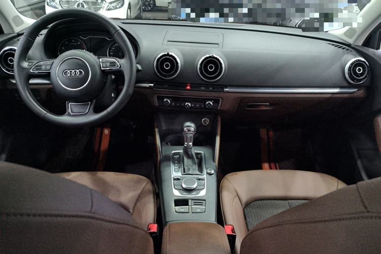 Used Audi A3 2014 Limousine 40 TFSI S line Comfort Model Center Console