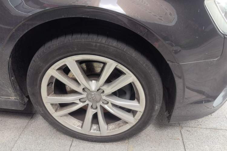Used Audi A3 2014 Limousine 40 TFSI S line Comfort Model Right Front Wheel Hub