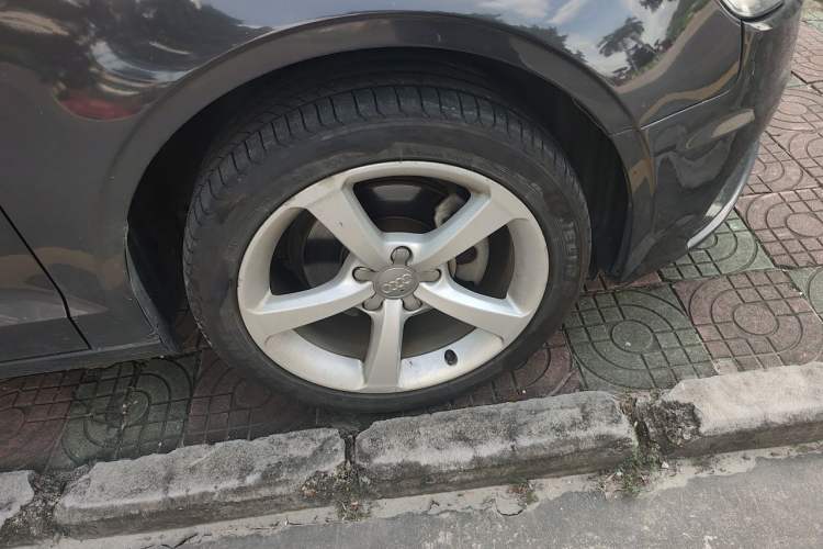 Used Audi A3 2014 Limousine 35 TFSI Automatic Comfort Model Right Front Wheel Hub