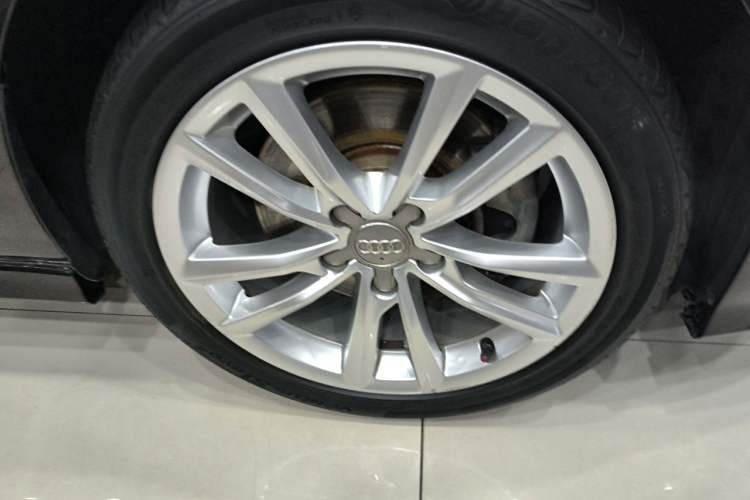Used Audi A3 2014 Limousine 40 TFSI S line Comfort Model Right Front Wheel Hub