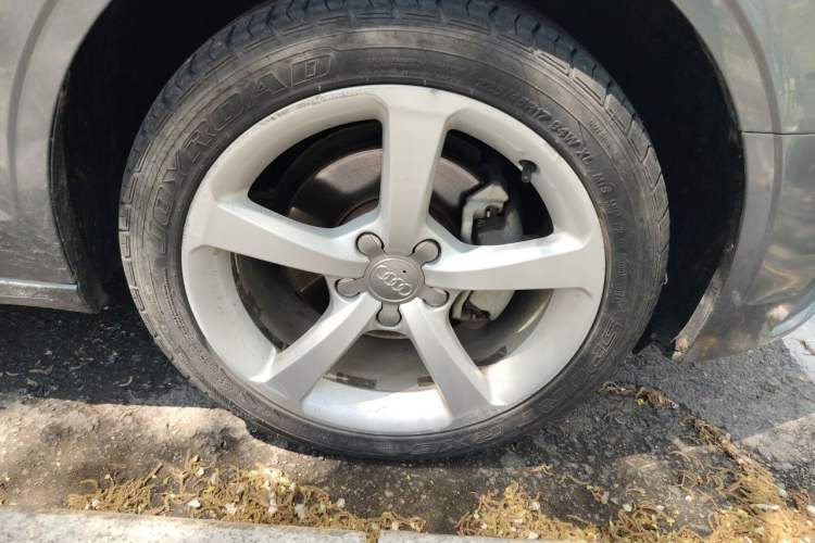 Used Audi A3 2014 Limousine 35 TFSI Automatic Comfort Model Right Front Wheel Hub