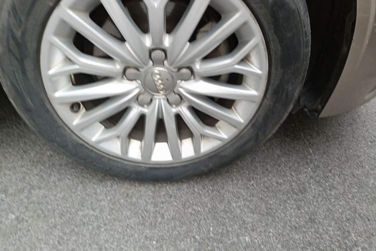 Used Audi A3 2014 Limousine 35 TFSI Automatic Fashion Model Right Front Wheel Hub