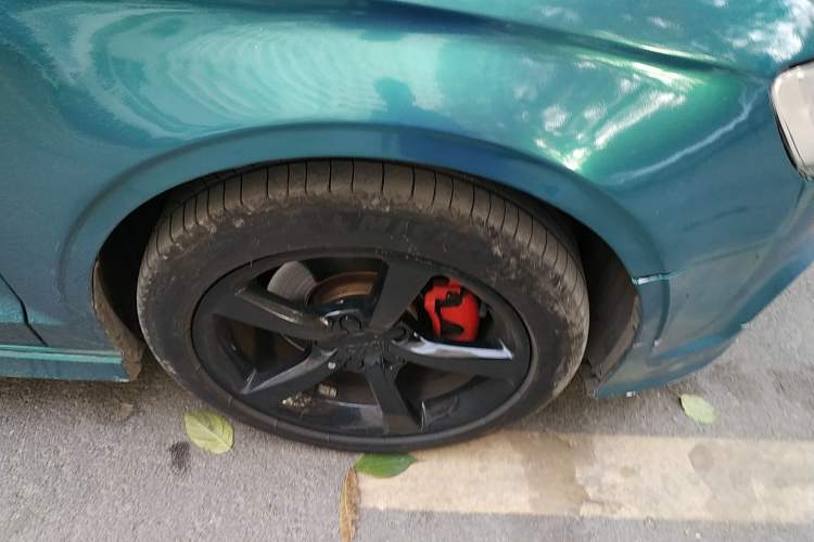 Used Audi A3 2014 Limousine 40 TFSI S line Luxury Model Right Front Wheel Hub