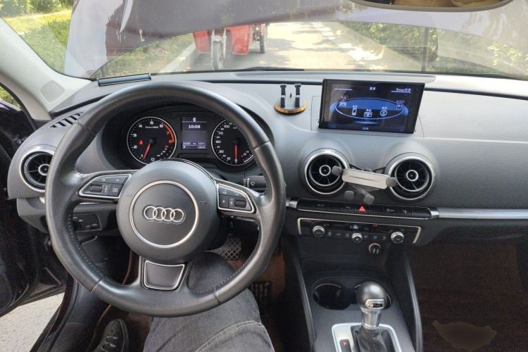 Used Audi A3 2014 Limousine 35 TFSI Automatic Comfort Model Center Console