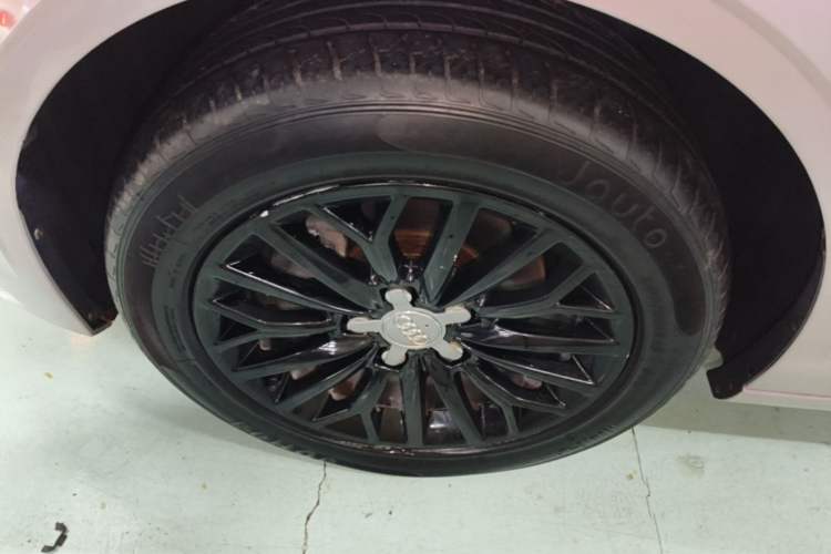 Used Audi A3 2014 Limousine 35 TFSI Automatic Fashion Model Left Front Wheel Hub