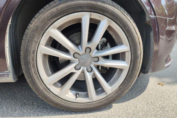 Used Audi A3 2014 Limousine 35 TFSI Automatic Comfort Model Right Front Wheel Hub