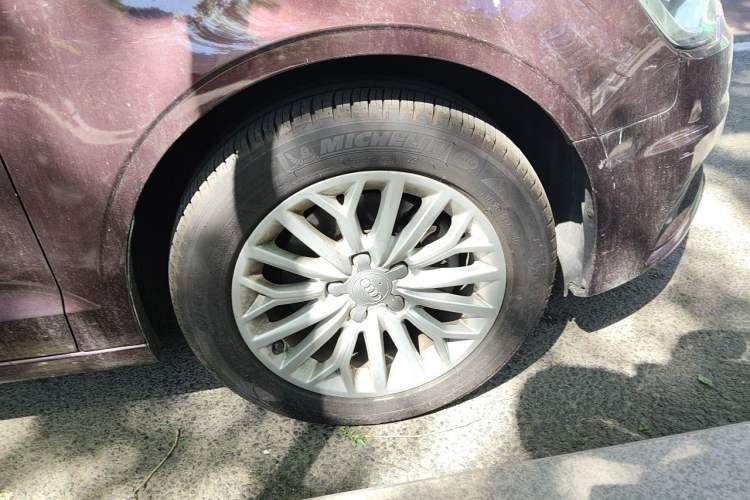 Used Audi A3 2014 Limousine 35 TFSI Automatic Fashion Model Right Front Wheel Hub