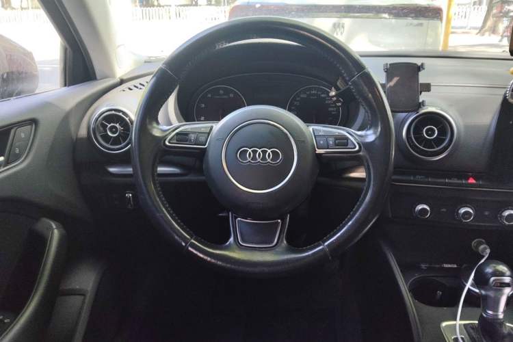 Used Audi A3 2014 Limousine 35 TFSI Automatic Fashion Model Steering Wheel