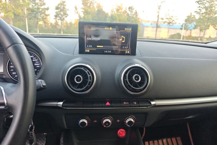 Used Audi A3 2014 Limousine 35 TFSI Automatic Advanced Model Audio And AC Panel