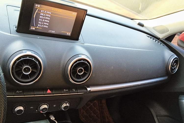 Used Audi A3 2014 Limousine 35 TFSI Automatic Advanced Model Audio And AC Panel