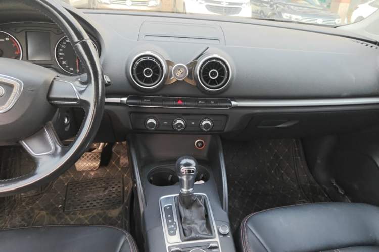 Used Audi A3 2014 Limousine 35 TFSI Automatic Advanced Model Audio And AC Panel