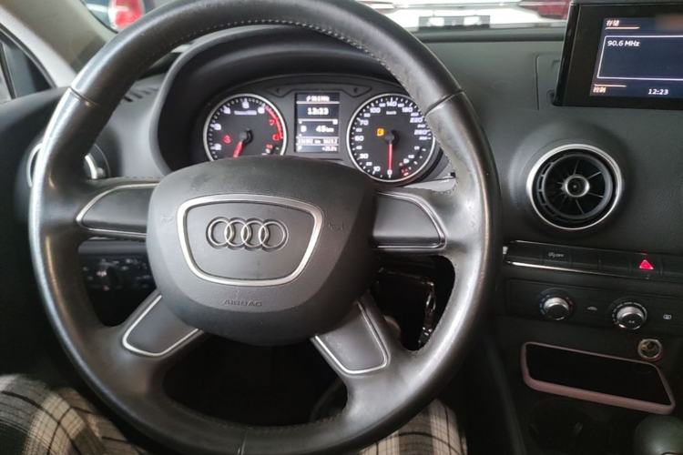 Used Audi A3 2014 Limousine 35 TFSI Automatic Advanced Model Center Console
