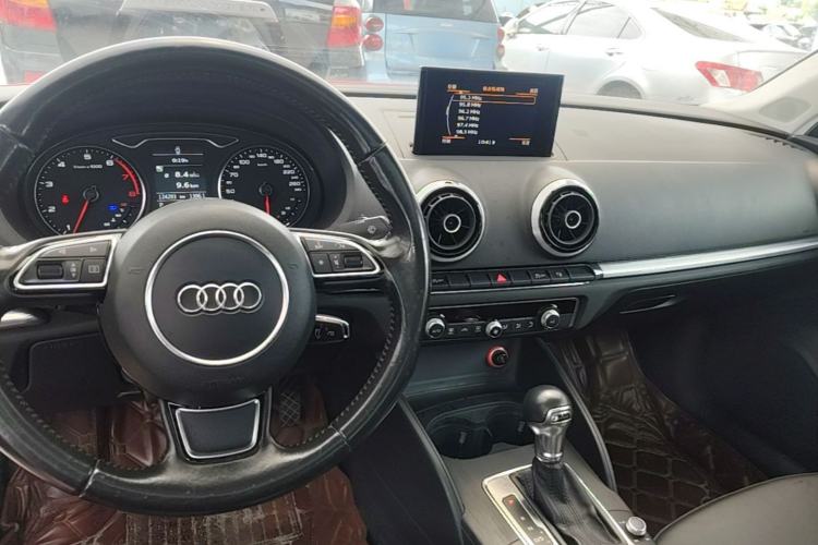 Used Audi A3 2014 Limousine 40 TFSI S line Comfort Model Center Console
