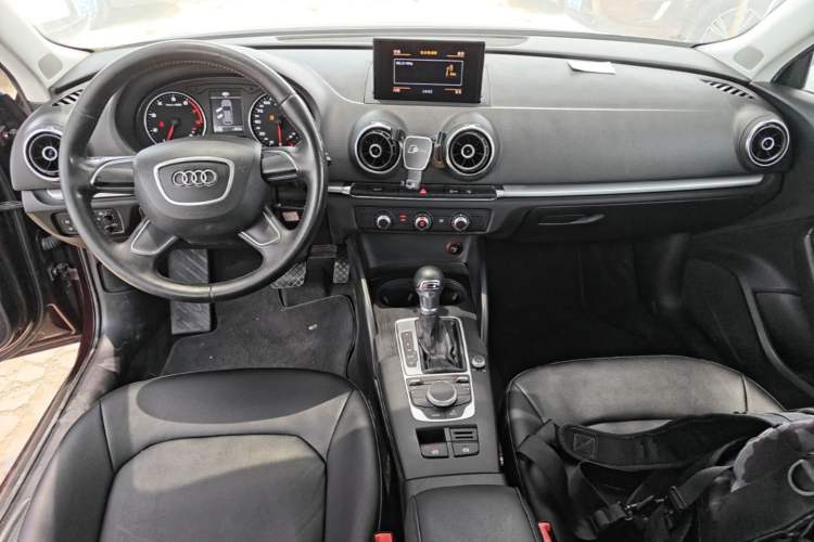 Used Audi A3 2014 Sportback 35 TFSI Automatic Ambition Edition Center Console