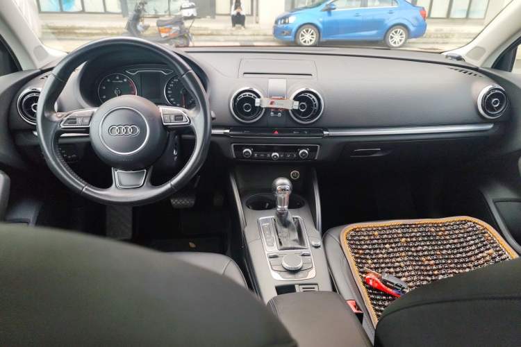 Used Audi A3 2014 Limousine 40 TFSI S line Comfort Model Center Console