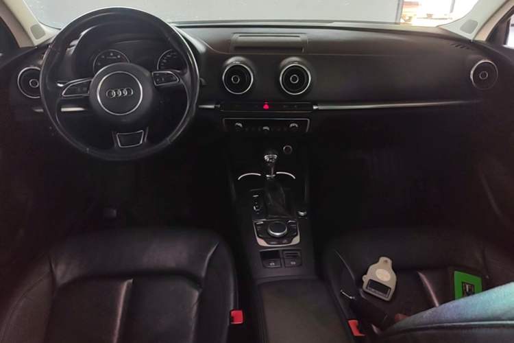 Used Audi A3 2014 Limousine 35 TFSI Automatic Comfort Model Center Console