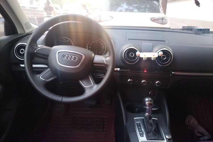 Used Audi A3 2014 Limousine 35 TFSI Automatic Advanced Model Center Console
