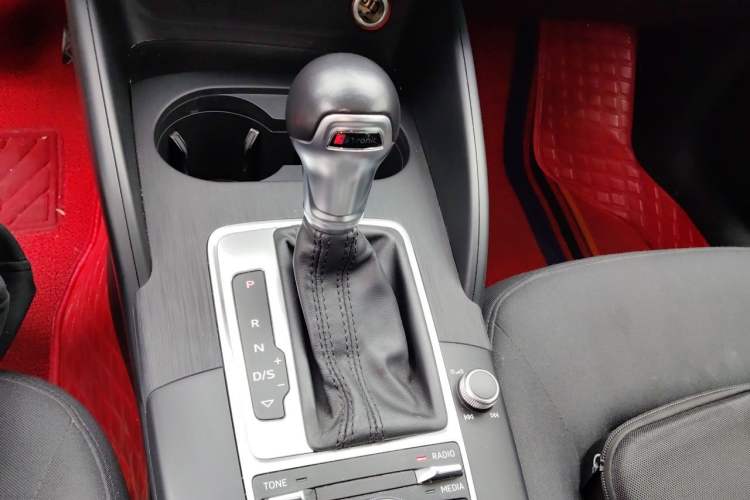 Used Audi A3 2014 Limousine 35 TFSI Automatic Fashion Model Gear Lever