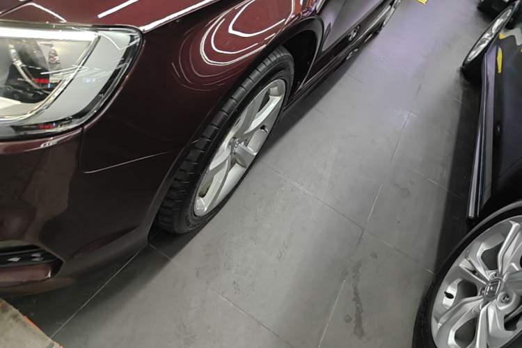 Used Audi A3 2014 Limousine 40 TFSI S line Luxury Model Left Front Wheel Hub