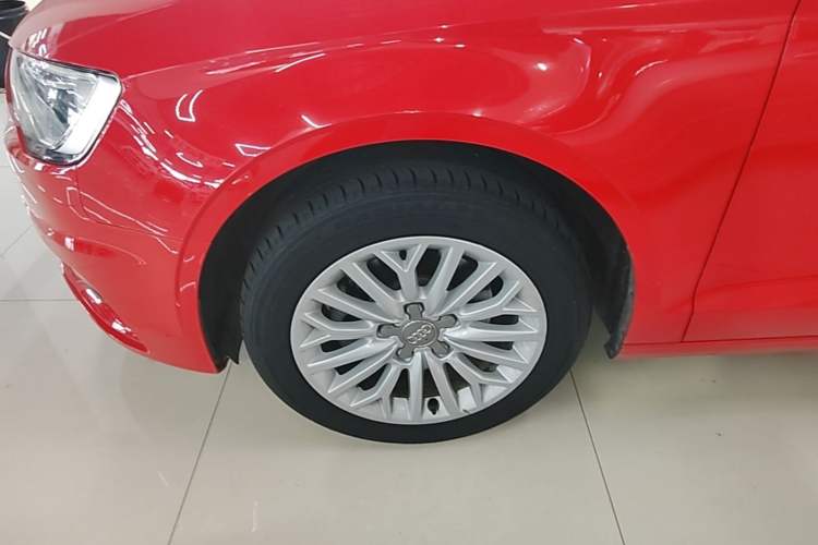 Used Audi A3 2014 Limousine 35 TFSI Automatic Fashion Model Left Front Wheel Hub