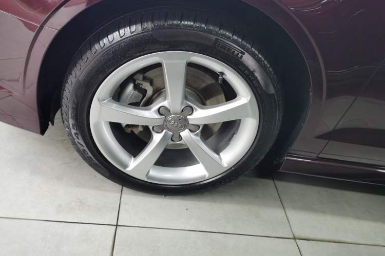 Used Audi A3 2014 Limousine 40 TFSI S line Luxury Model Left Front Wheel Hub