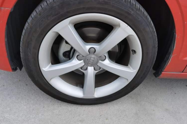 Used Audi A3 2014 Limousine 35 TFSI Automatic Comfort Model Left Front Wheel Hub