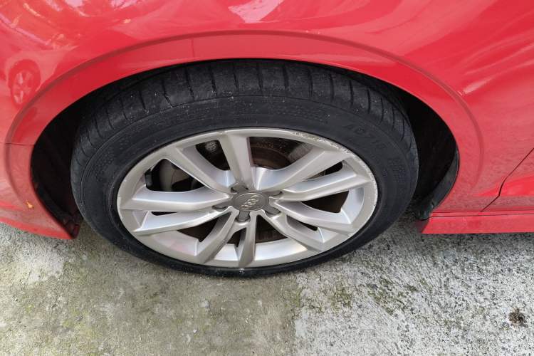 Used Audi A3 2014 Limousine 40 TFSI S line Comfort Model Left Front Wheel Hub