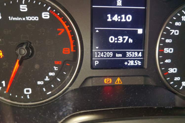 Used Audi A3 2014 Limousine 35 TFSI Automatic Comfort Model Odometer Close Up