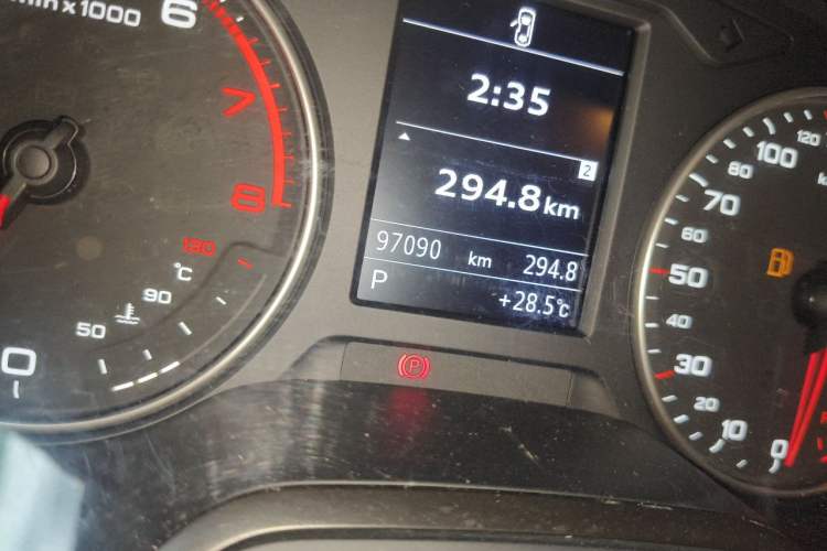 Used Audi A3 2014 Limousine 35 TFSI Automatic Fashion Model Odometer Close Up