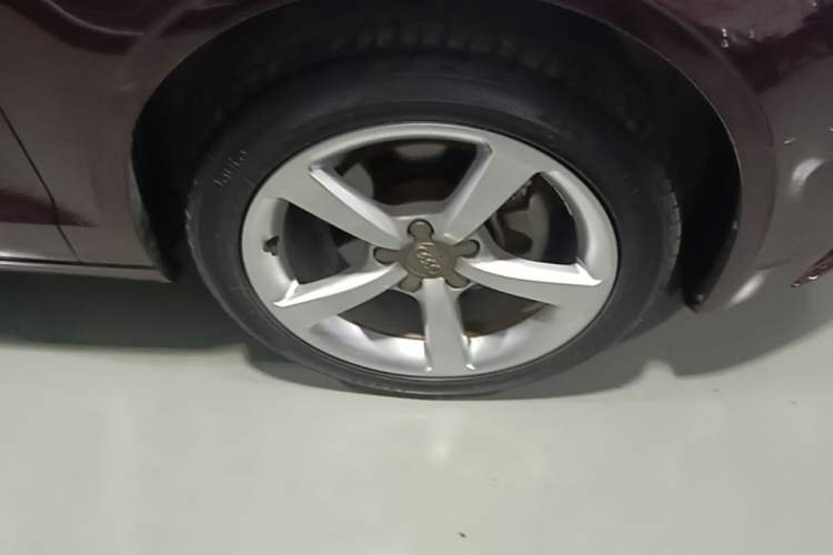 Used Audi A3 2014 Limousine 35 TFSI Automatic Comfort Model Right Front Wheel Hub